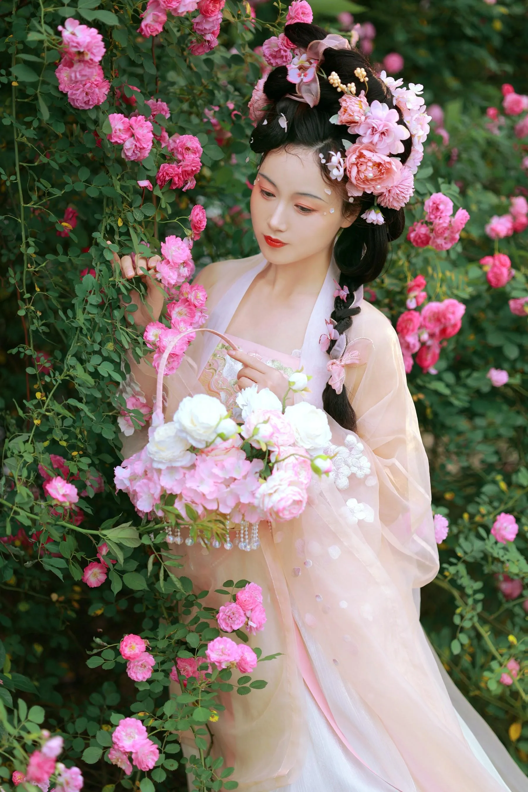 [艺图语] 2022.06.18 蔷薇花神 笑笑 [35P]插图1